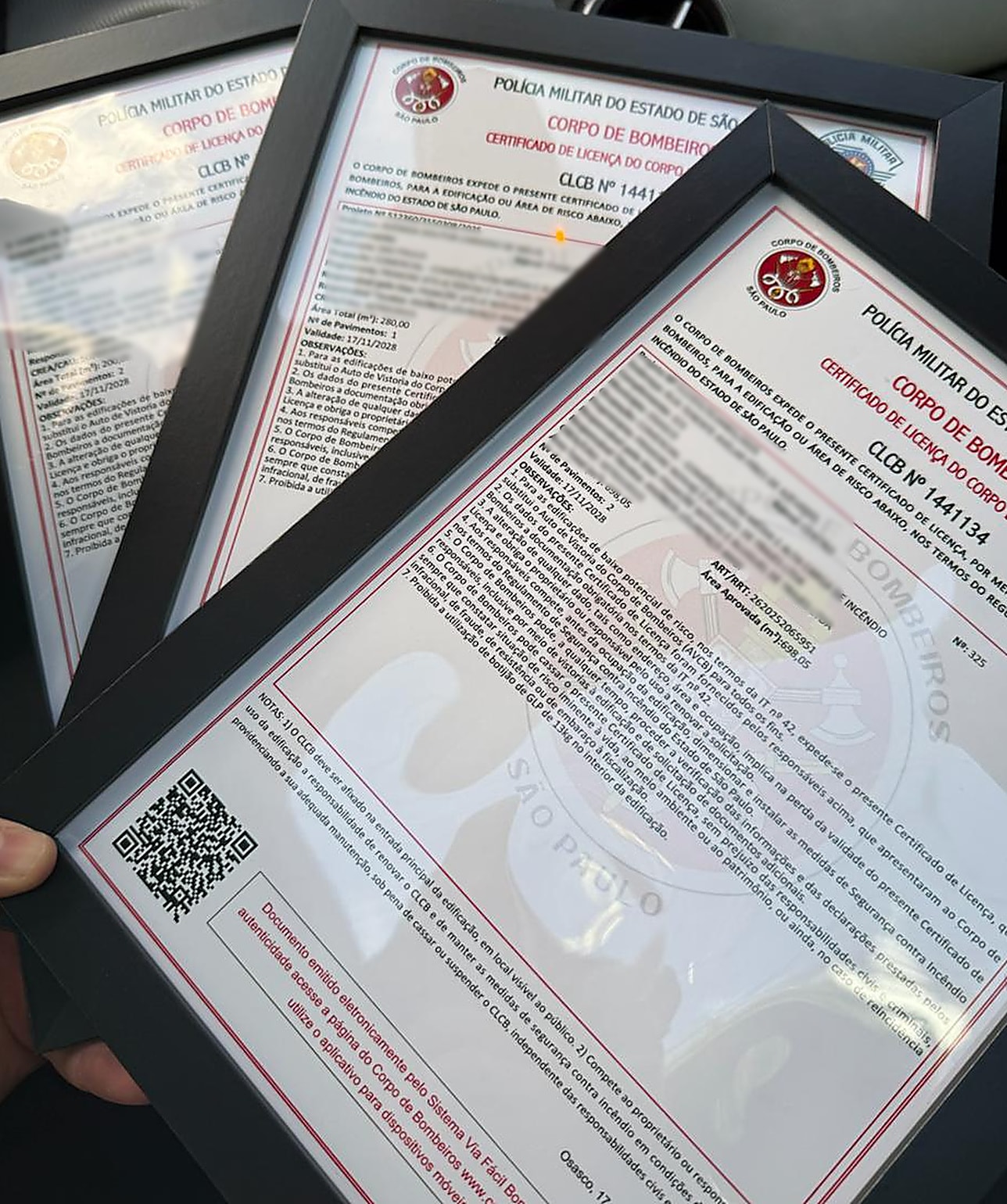 Certificados de licença do Corpo de Bombeiros (CLCB) emoldurados